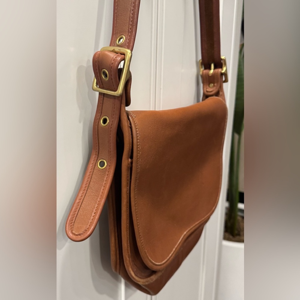 Vintage Coach 9951 Patricia Legacy British Tan Leather Messenger Shoulder Bag - Picture 2 of 15